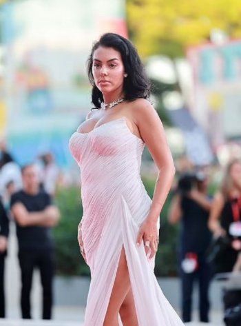 شاهد .. جورجينا رودريغيز حديث السوشيال مييدا بعد إطلالتها في مهرجان البندقية