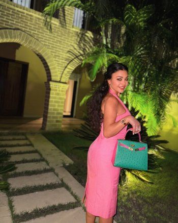 شاهد .. هيفا وهبي بفستان ضيق أظهر رشاقتها.. وهذا اللون الذي إعتمدته