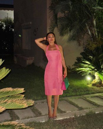 شاهد .. هيفا وهبي بفستان ضيق أظهر رشاقتها.. وهذا اللون الذي إعتمدته