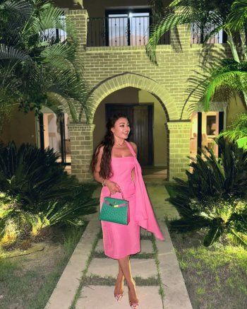 شاهد .. هيفا وهبي بفستان ضيق أظهر رشاقتها.. وهذا اللون الذي إعتمدته