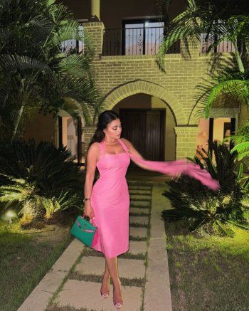 شاهد .. هيفا وهبي بفستان ضيق أظهر رشاقتها.. وهذا اللون الذي إعتمدته