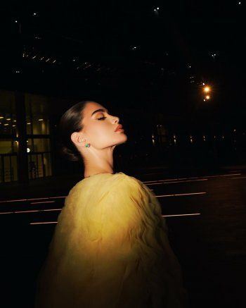 شاهد .. روان بن حسين تتألق بإطلالة بغاية الأناقة والجمال باللون الأصفر..وسعر فستانها وحقيبة يدها الخيالي سيفاجئكم