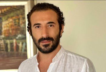 شاهد .. خاص - علي المولى يتحدث عن كتابه الجديد " قديس في عصر إبليس " .. وهذا ما قاله عن كاظم الساهر وناصيف زيتون ورحمة رياض وأدهم نابلسي