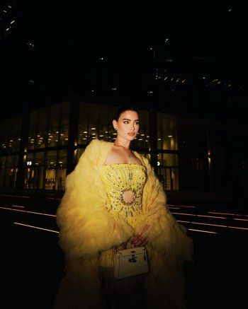 شاهد .. روان بن حسين تتألق بإطلالة بغاية الأناقة والجمال باللون الأصفر..وسعر فستانها وحقيبة يدها الخيالي سيفاجئكم