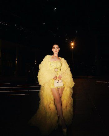 شاهد .. روان بن حسين تتألق بإطلالة بغاية الأناقة والجمال باللون الأصفر..وسعر فستانها وحقيبة يدها الخيالي سيفاجئكم