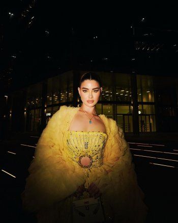 شاهد .. روان بن حسين تتألق بإطلالة بغاية الأناقة والجمال باللون الأصفر..وسعر فستانها وحقيبة يدها الخيالي سيفاجئكم