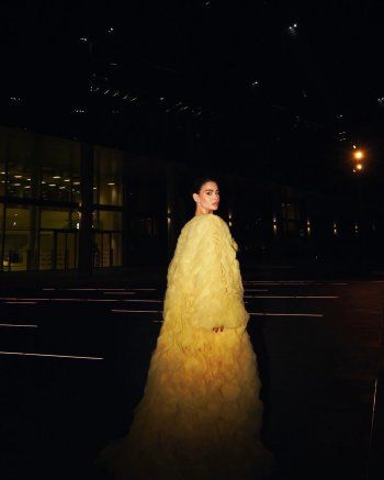 شاهد .. روان بن حسين تتألق بإطلالة بغاية الأناقة والجمال باللون الأصفر..وسعر فستانها وحقيبة يدها الخيالي سيفاجئكم