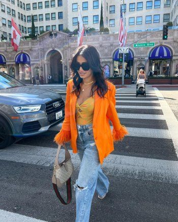 شاهد .. صيحة الريش تلازم رحمة رياض في إطلالاتها.. شـ ـاهدوا