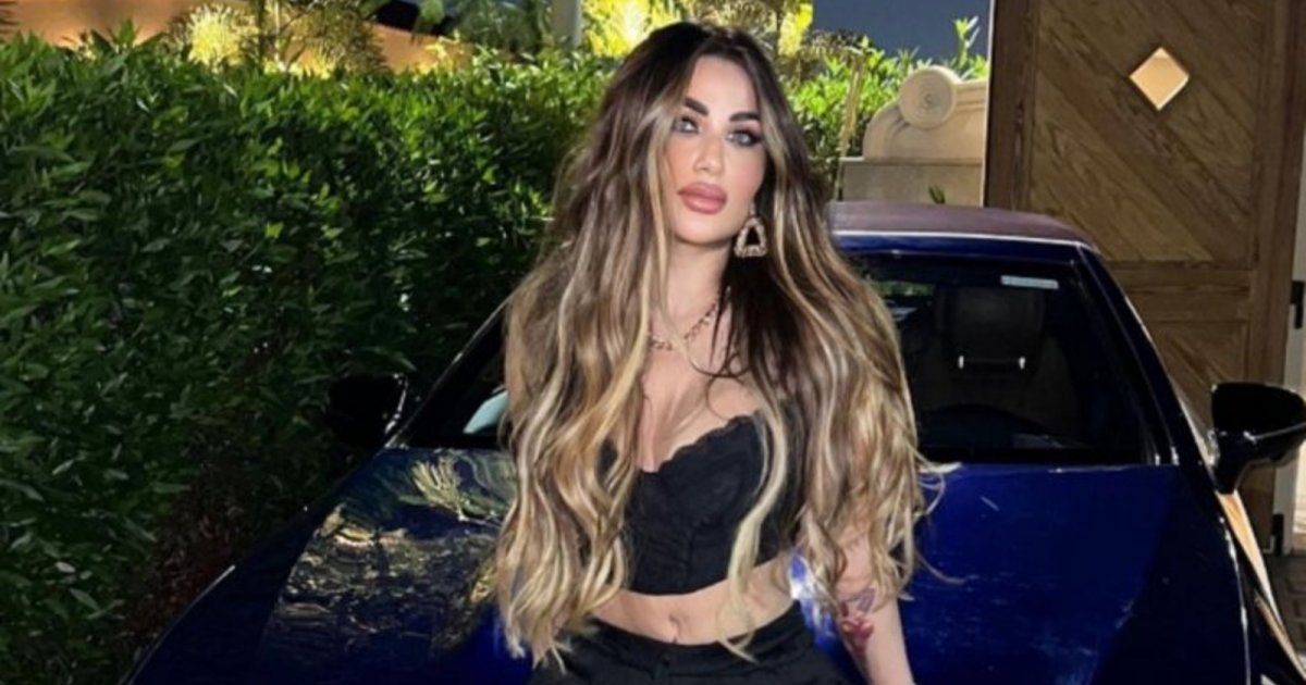 شاهد .. ندى الكامل تخطف الأنظار بفستان أحمر أنيق .. إليكم سعر حقيبة يدها الخيالي من YSL