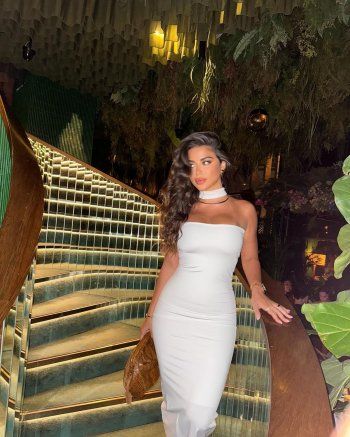 شاهد .. بأناقة وجمال .. يارا السكري تبهر متابعيها بفستان أبيض رائع