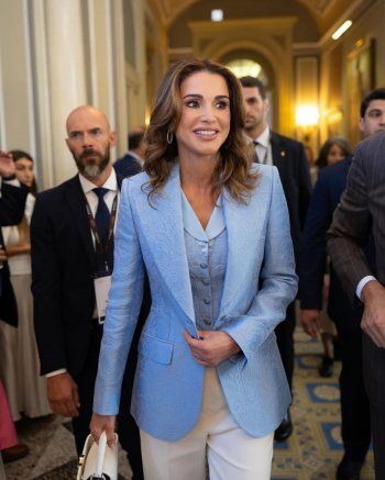 شاهد .. إطلالة الملكة رانيا بالغة الأناقة.. وهذه تفاصيلها وسعرها