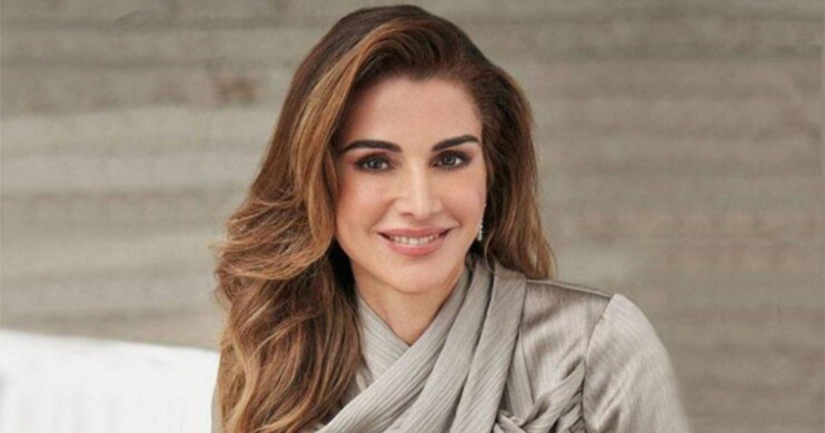 شاهد .. إطلالة الملكة رانيا بالغة الأناقة.. وهذه تفاصيلها وسعرها