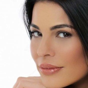 شاهد .. خاص- لوتشيانا فرح: "لم يعد عرض الأزياء مرتبطاً بالعمر.. إيلي صعب طموح ومحترف وجورج وسوف هو عراب إبنتي"