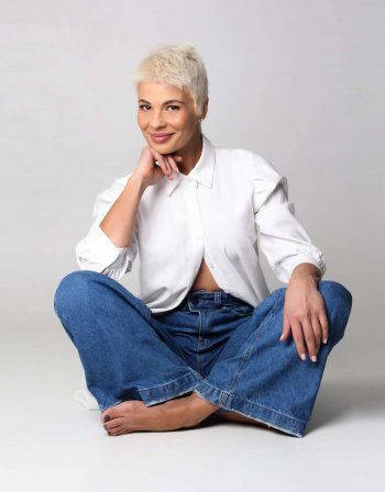 شاهد .. خاص- لوتشيانا فرح: "لم يعد عرض الأزياء مرتبطاً بالعمر.. إيلي صعب طموح ومحترف وجورج وسوف هو عراب إبنتي"