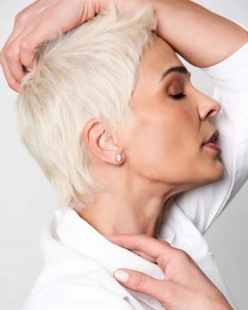 شاهد .. خاص- لوتشيانا فرح: "لم يعد عرض الأزياء مرتبطاً بالعمر.. إيلي صعب طموح ومحترف وجورج وسوف هو عراب إبنتي"