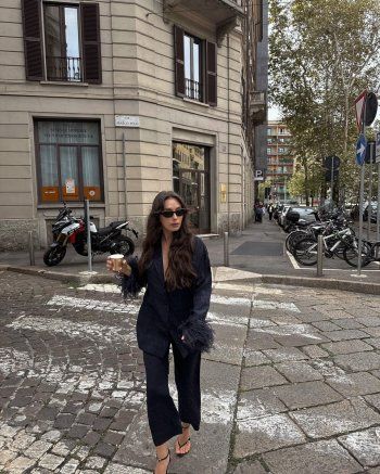 شاهد .. نسليهان أتاغول تختار طقم البيجاما من فالنتينو.. وهكذا نسقته