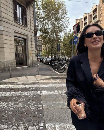 شاهد .. نسليهان أتاغول تختار طقم البيجاما من فالنتينو.. وهكذا نسقته