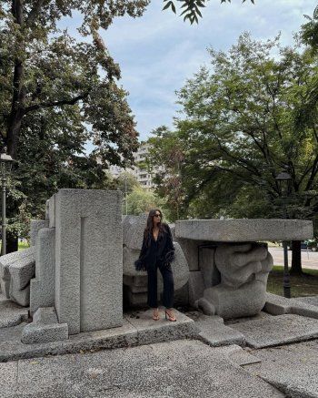 شاهد .. نسليهان أتاغول تختار طقم البيجاما من فالنتينو.. وهكذا نسقته