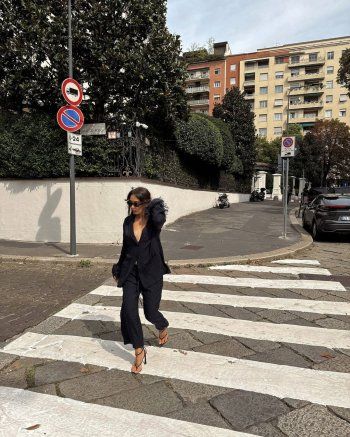 شاهد .. نسليهان أتاغول تختار طقم البيجاما من فالنتينو.. وهكذا نسقته