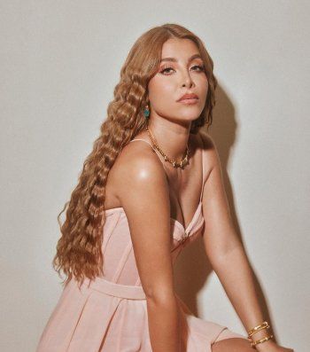 شاهد .. نور علي تشع أناقة بفستان زهري في أحدث إطلالاتها