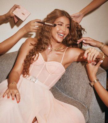 شاهد .. نور علي تشع أناقة بفستان زهري في أحدث إطلالاتها