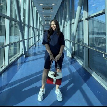 شاهد .. بوسي تلفت الأنظار في مطار القاهرة بحقيبة Gucci.. إلـ ـيكم سعرها