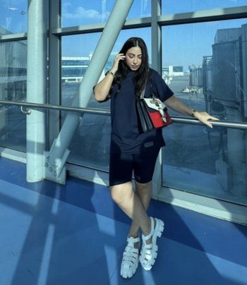 شاهد .. بوسي تلفت الأنظار في مطار القاهرة بحقيبة Gucci.. إلـ ـيكم سعرها