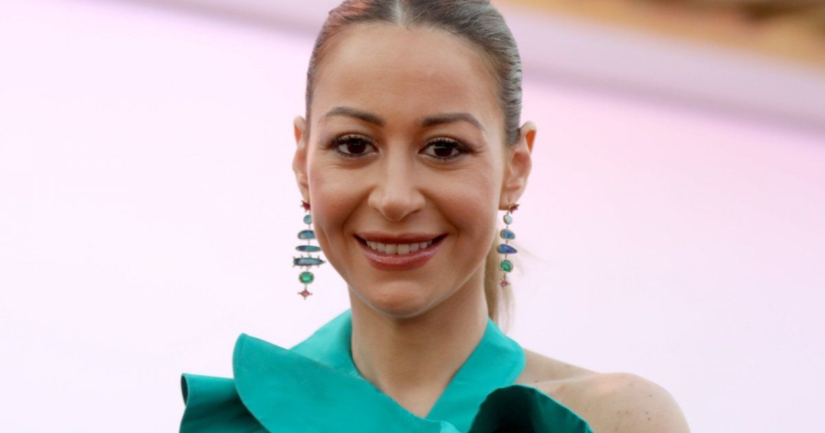 شاهد .. منة شلبي تطل كما إعتاد عليها الجمهور قديماً.. وهكذا نسقت فستانها