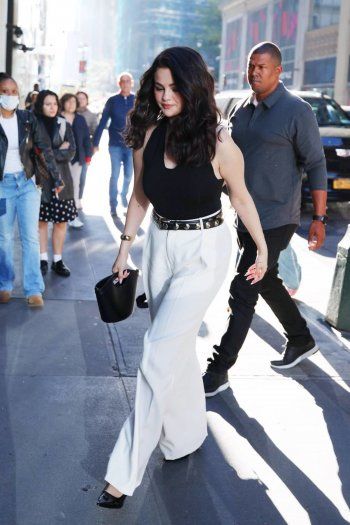 شاهد .. سيلينا غوميز تلفت الأنظار بإطلالتها.. وحزامها يثيـ ـر الجدل