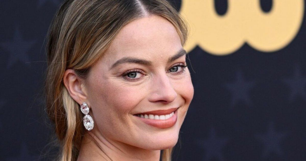 شاهد .. مارغو روبي تستعرض حذائها الخاص بالحمل .. إليكم سعره