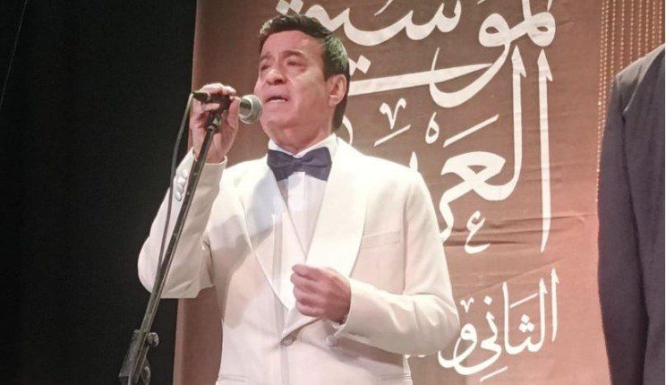 حلمى عبد الباقى يغنى لصباح فخرى فى حفل مهرجان الموسيقى العربية