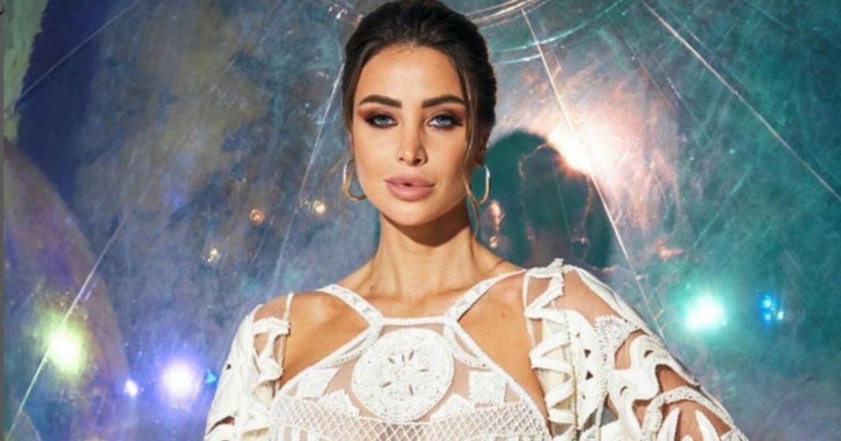 شاهد .. أنابيلا هلال تخطف الانظار بلوك شيك مميز.. سعر حقيبة يدها الخيالي من Moschino سيفاجئكم