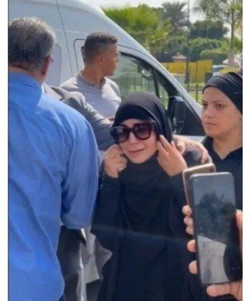 بالصور.. انهيار الفنانة ملك قورة في جنازة جدتها
