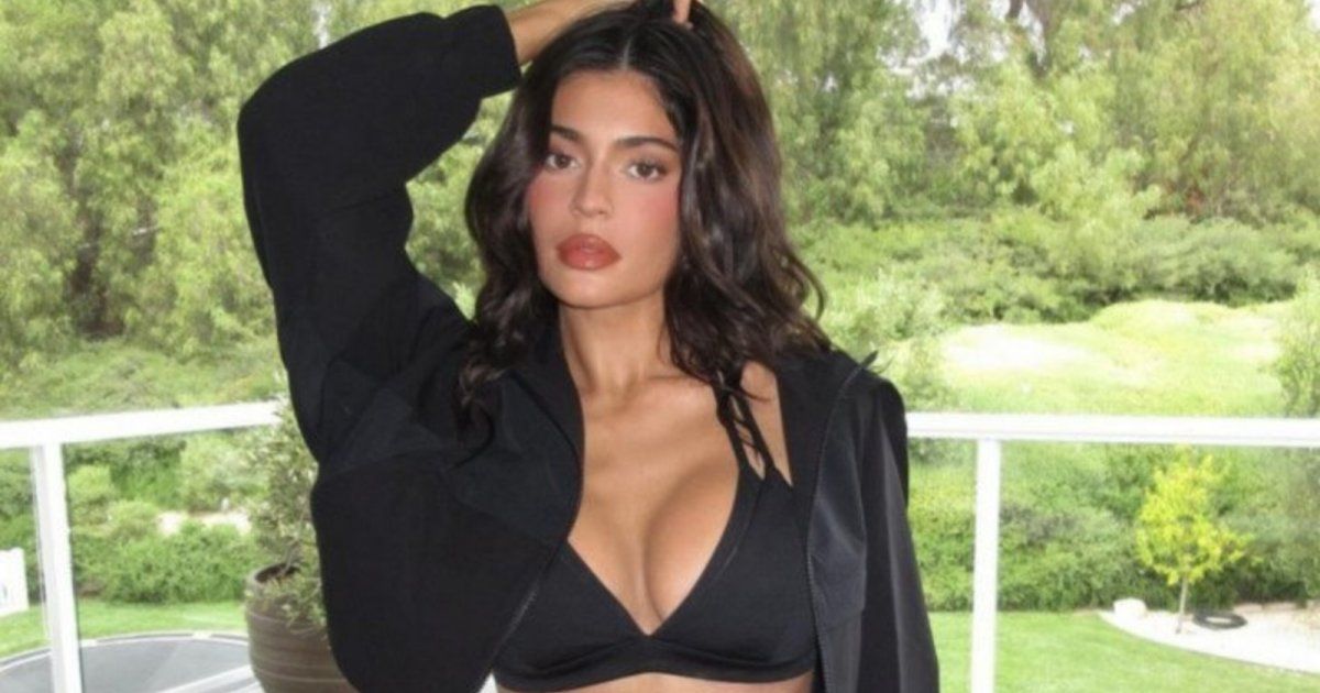 شاهد .. كايلي جينر تحدث ضجة بين الجمهور بعد جلسة تصوير مثيرة..إليكم كيف ظهرت