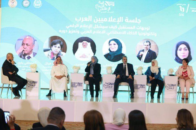 بالصور.. الدكتور إسماعيل عبد الغفار يُكرم «العميرى» وكبار الإعلاميين العرب والمصريين و إهدائهم درع الاكاديمية