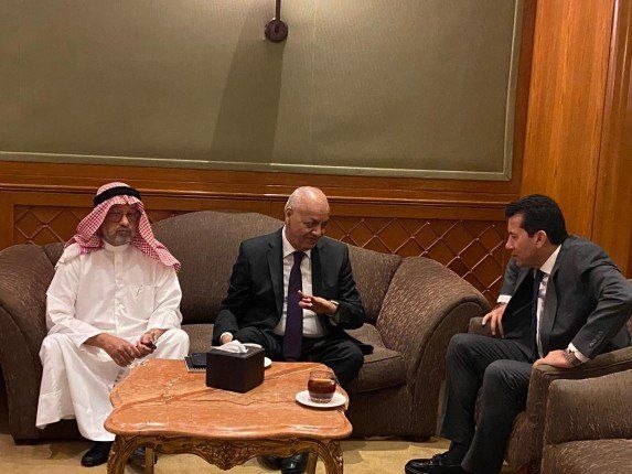 بالصور.. لقاء الدكتور يوسف العميري بوزير الشباب المصري والإعلامي مصطفى بكري على هامش فعاليات قمة الإبداع الإعلامي للشباب العربي