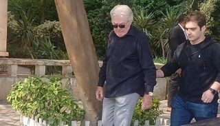 رغم الشهرة والنجومية.. حسين فهمي بمفردة لحظة تشييع جنازة شقيقة مصطفى فهمي