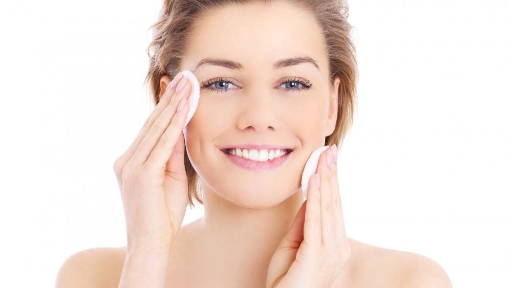 طرق بسيطة للحفاظ على نضارة البشرة خلال النهار