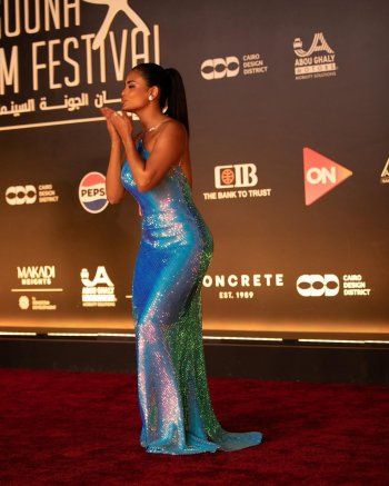 شاهد .. أسماء جلال "حورية" مهرجان الجونة وسعر مرتفع لفستانها الذي خطف الأضواء - بالصور