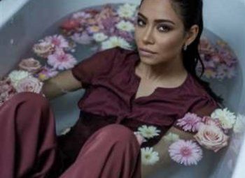 شاهد .. شيرين عبد الوهاب تخـ ـطف الأنظار بصور جريئة من داخل حوض استحمام مليء بالورود