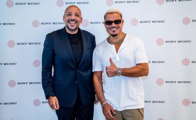 عمرو دياب يوقع شراكة مع شركة "سوني" لعرض أغانيه وأعماله حصرياً