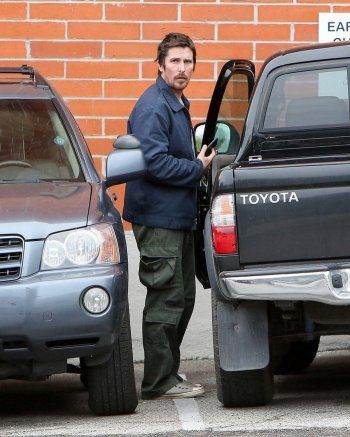 شاهد .. بالصور - رغم ثروته التي تخطت الـ 100 مليون دولار.. لن تصدقوا السيارة التي يقودها كريستيان بيل حتى الآن