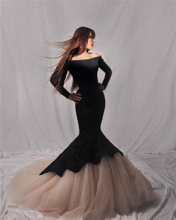 شاهد .. فستان لجين عمران كانت قد ارتدته نجوى كرم .. والتصميم شهير في عالم الموضة