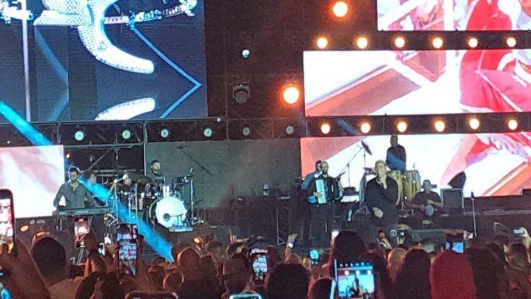 بباقة من أجمل أغانيه ووسط حضور جماهيري كبير.. الهضبة عمرو دياب يشعل حفل الجونة