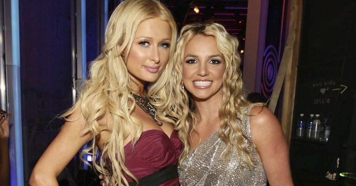 شاهد .. باريس هيلتون بإطلالة مشابهة لـ بريتني سبيرز منذ 25 عاماً