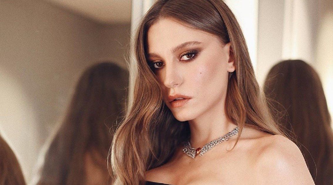 شاهد .. صورة رومانسية جديدة لـ سيريناي ساريكايا برفقة حبيبها مارت ديمير