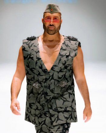 شاهد .. وديع النجار يتحول الى عارض الازياء ويخطف الانظار على المدرج - بالفيديو