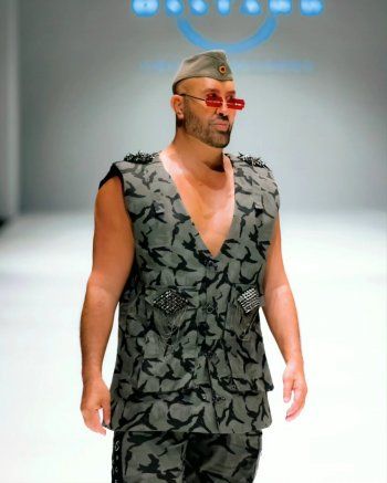 شاهد .. وديع النجار يتحول الى عارض الازياء ويخطف الانظار على المدرج - بالفيديو