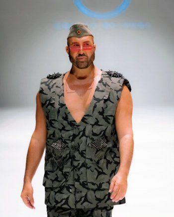 شاهد .. وديع النجار يتحول الى عارض الازياء ويخطف الانظار على المدرج - بالفيديو