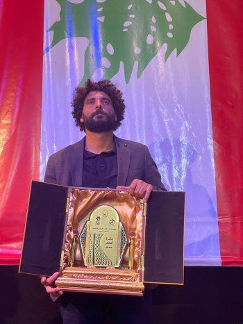 شاهد .. قاسم إسطنبولي يفوز بهذه الجائزة في مهرجان أيام كربلاء الدولي للمسرح